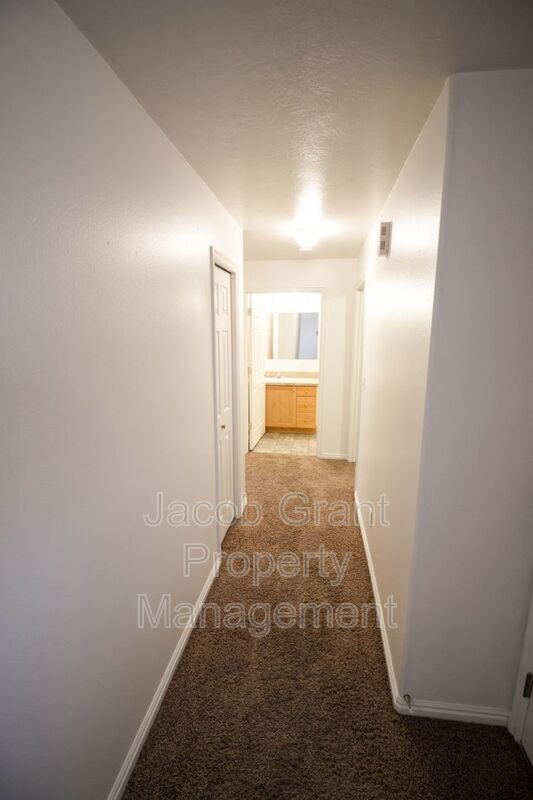Building Photo - 3560 Deloy Dr