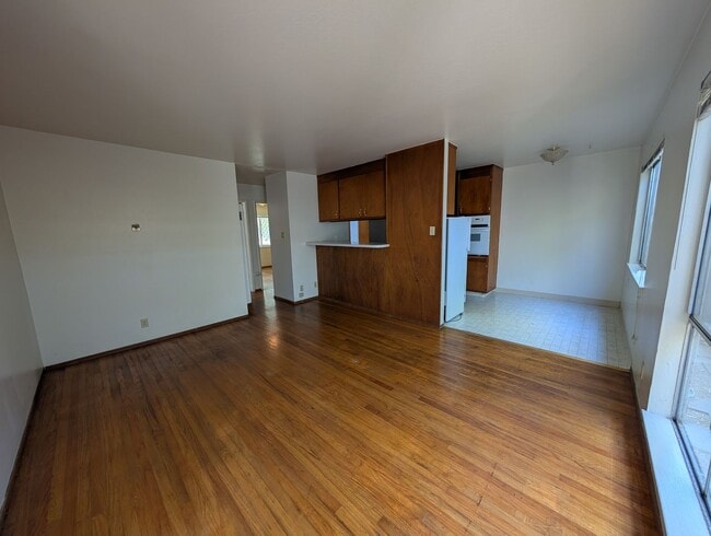 Building Photo - Spacious 2 Bedroom, apartment, with Hardwood Floors, in quiet area below Sacramento St.
