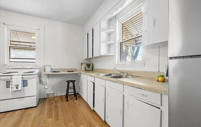 Building Photo - 1 Bedroom 1 Bath  Apartment Available to R...