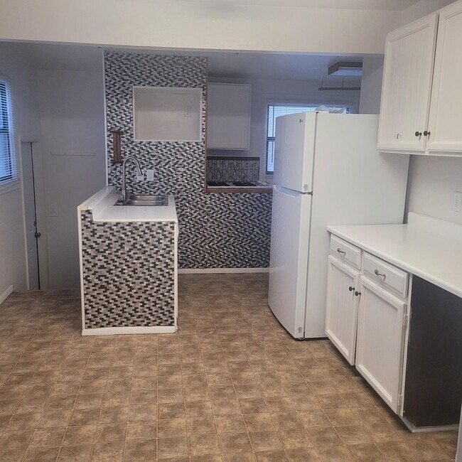 Building Photo - 3 bed 1 bath house