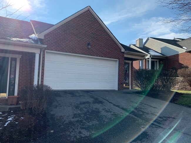 Building Photo - 2 Bedroom 2.5 Bath Townhouse with 2 Car Ga...
