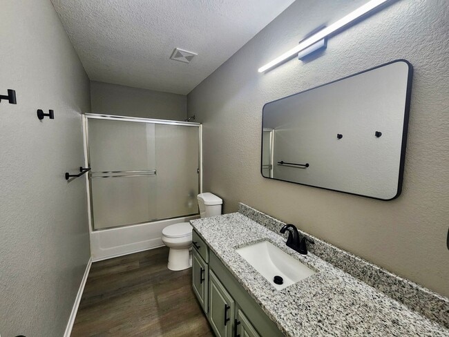 Building Photo - Completely Renovated 2 Bedroom 1 1/2 Bath 1 Car Garage Duplex