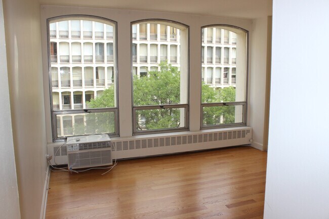 Building Photo - 1450 E 55th Pl