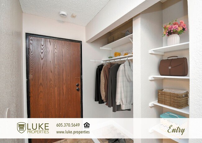 Building Photo - 401 S Sycamore Ave