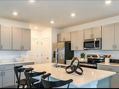 Foto del edificio - 361 Wayland Dr