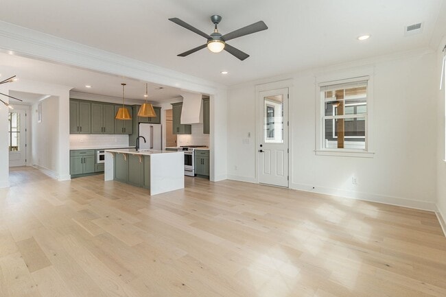 Building Photo - Stunning!