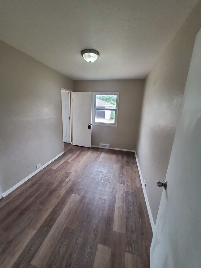 Building Photo - 3 Bedroom Single Family