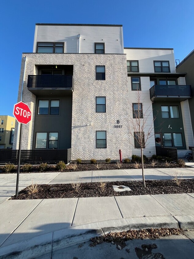 Primary Photo - Modern 3-Bedroom Condo in Adventurous Dayb...