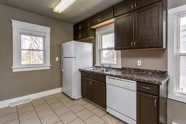 Building Photo - 3 Bedroom 1 Bath Bungalow - Pyramid Properties!!