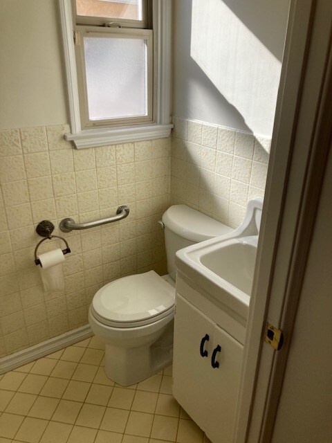 sm bathroom - 4912 Van Noord Ave
