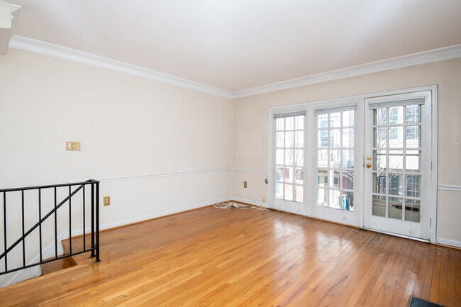 Foto del edificio - 4450 MacArthur Blvd NW