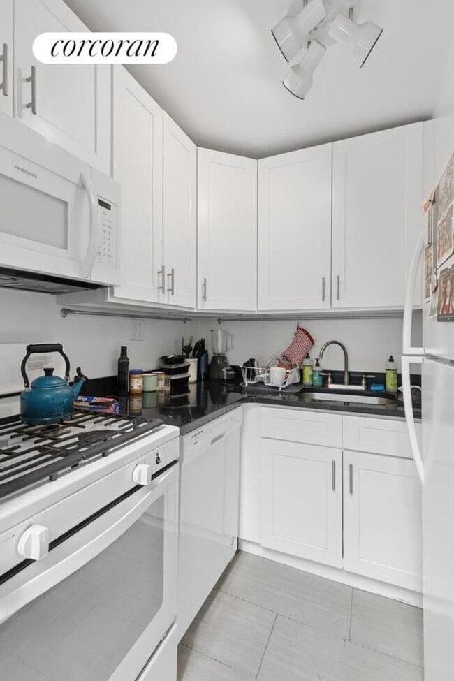 Building Photo - 27 W 94th St