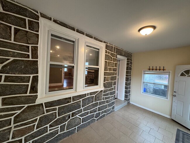 Foto del edificio - Stunning 4-Bedroom Twin Home in Upper Darb...