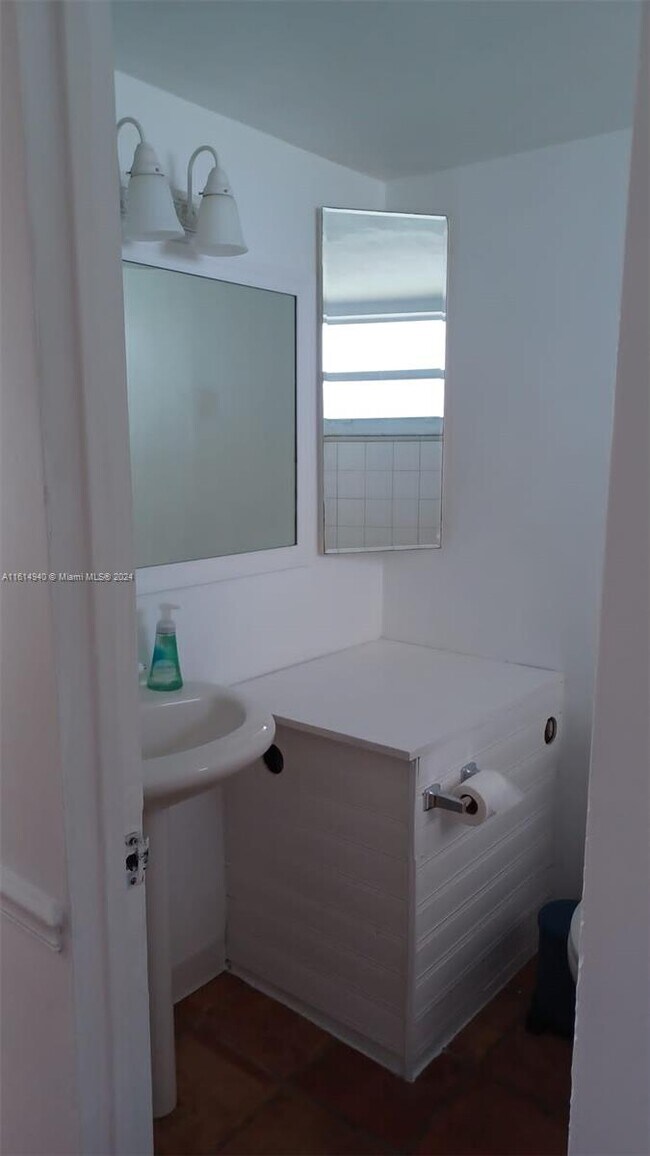 Foto del edificio - 7904 West Dr