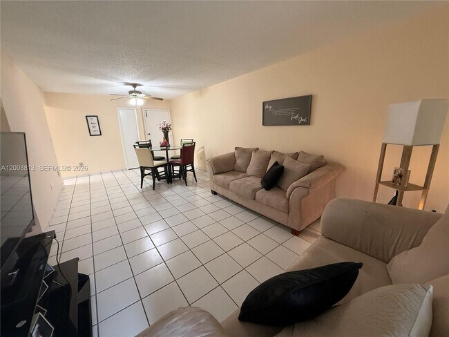Building Photo - 9270 Fontainebleau Blvd
