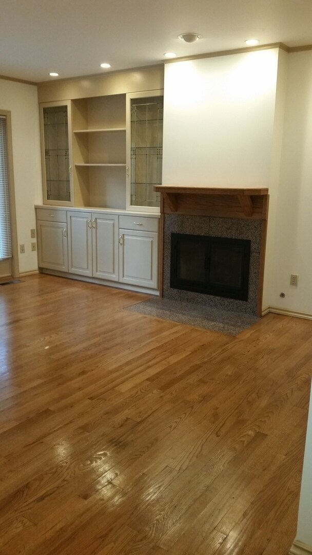 Foto del edificio - Occupied, do not disturb tenants. 1950's Craftsman 2br 2ba duplex on two levels, lawncare provide...