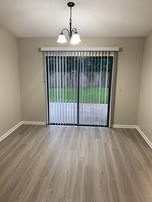 Building Photo - 3/2 , fenced in yard , minutes from base!