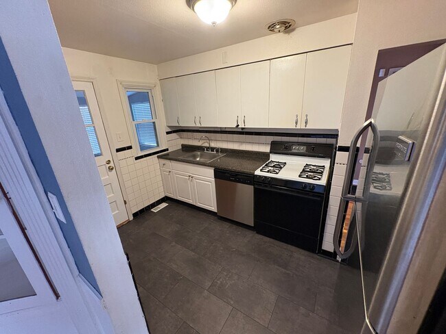 Building Photo - 1231 Hoyt Dr