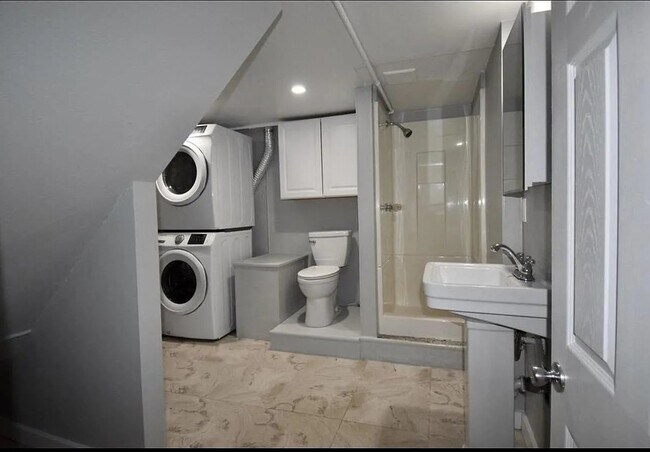 Foto del edificio - 651 Cheney St
