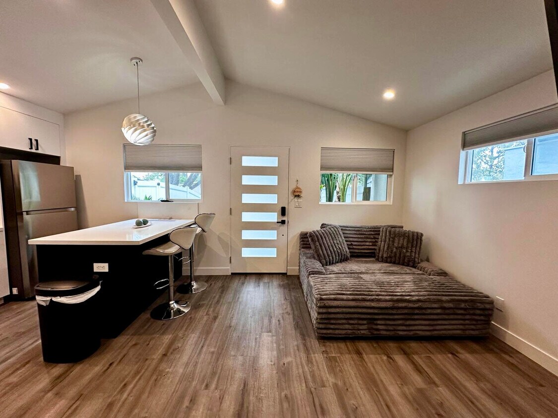 Foto principal - 22949 Valerio St