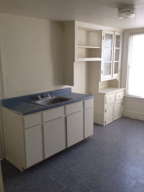 Building Photo - 3 br, 1 bath  - 40 Henry St Fl 3