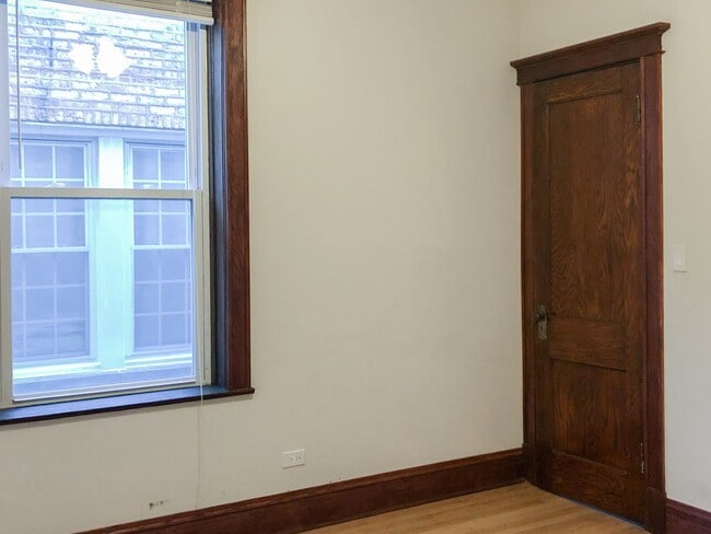 Building Photo - 1434 W Addison St