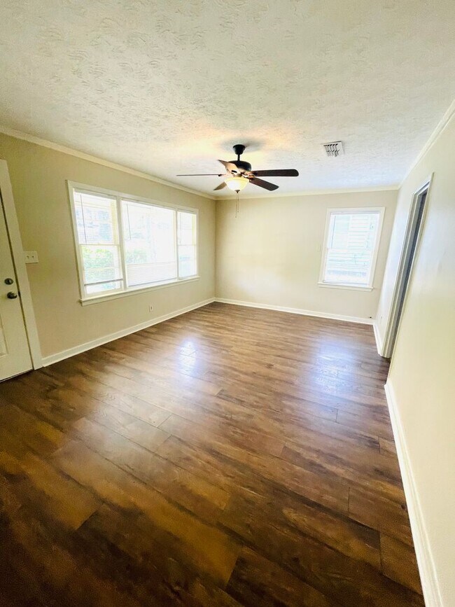 Building Photo - ** 3 Bed 1 Bath located in Chisholm ** Cal...