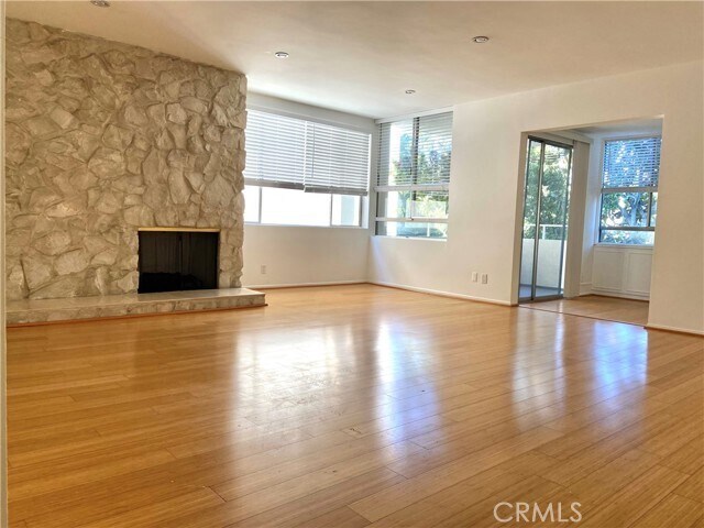 Building Photo - 419 N Oakhurst Dr