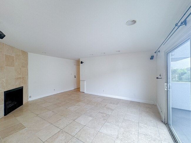 Building Photo - 2bd 2ba in a Great Community of Playa Vista