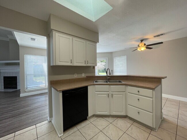 Foto del edificio - "Charming 3-Bed Oasis with 2 Baths in Prime Panama City Beach Location – 1,423 Sq. Ft. of Serene ...