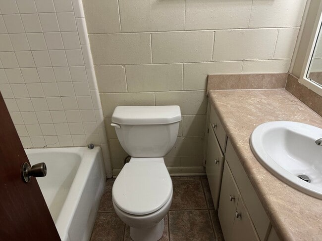 Building Photo - One bedroom close to TMH!!!