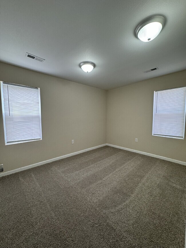 Foto del edificio - 3 Bedroom, 2 bathroom duplex with washer/d...