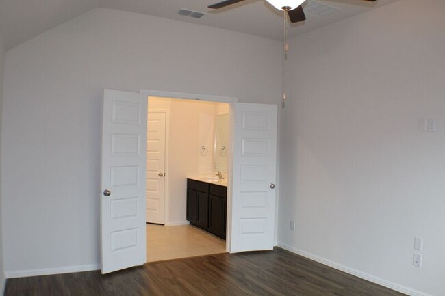 Building Photo - 2425 Jeans Mill Dr