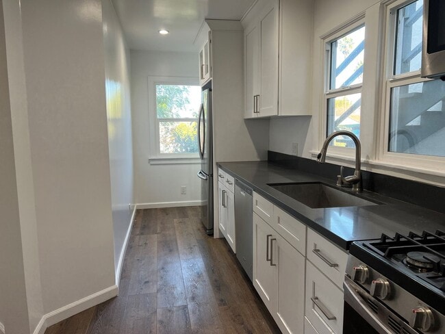 Building Photo - 955 Maltman Ave