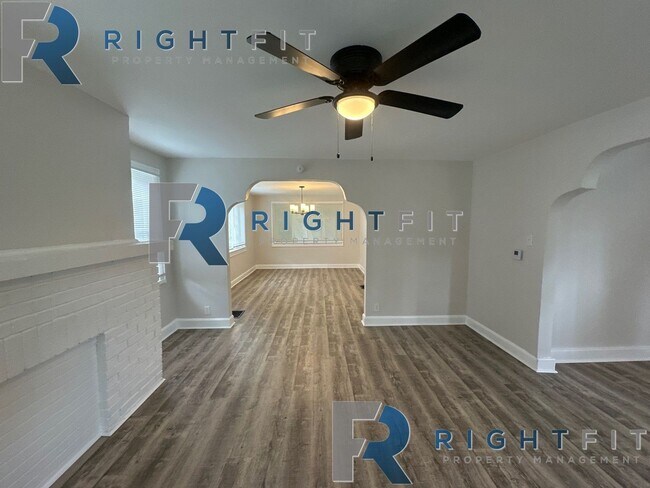 Foto del edificio - Newly Renovated Spacious Home in Indy!