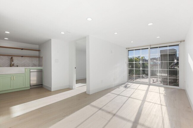 Building Photo - Updated Garden 2 BR Apartment in Heart of ...