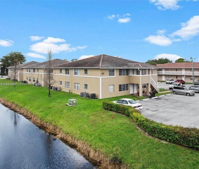 Building Photo - 1016 Twin Lakes Dr