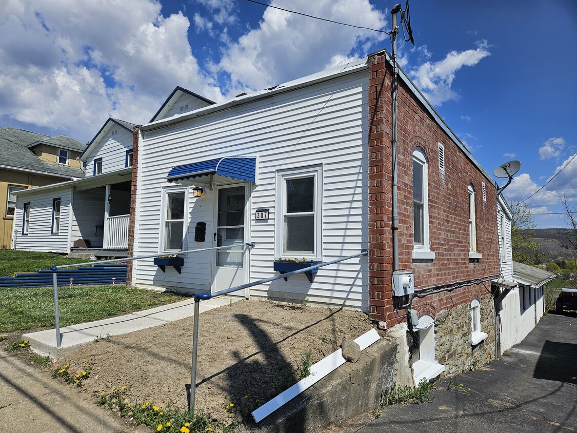 Primary Photo - 307 Sunset Dr