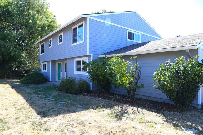 Building Photo - 3 bed/1.5 bath duplex Remodel Done 9/20/2025