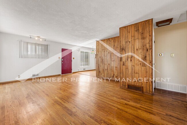 Foto del edificio - Single Family Home with 1 Car Garage and C...