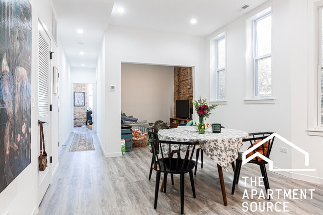 Foto del edificio - 2743 W Division St