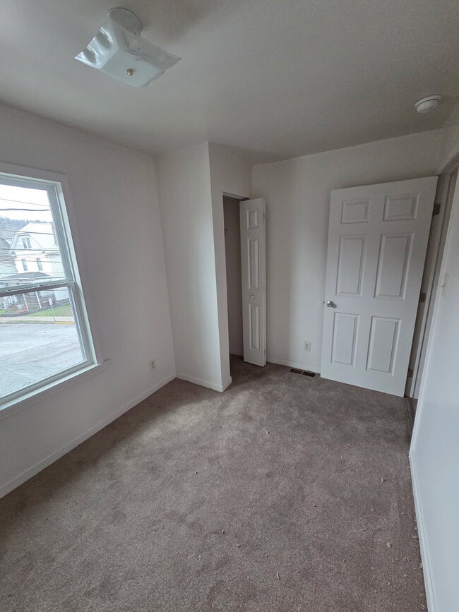 Bedroom - 210 W Wayne St