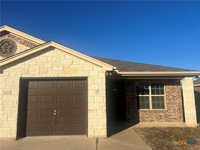 Building Photo - 1401 Loyal Ln