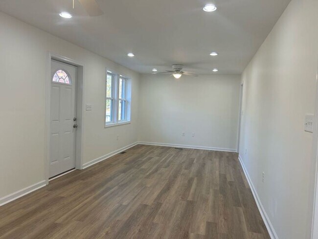 Foto del edificio - 1914 W Oakland-FULLY RENOVATED- 3 BEDROOM, 1 BATHROOM