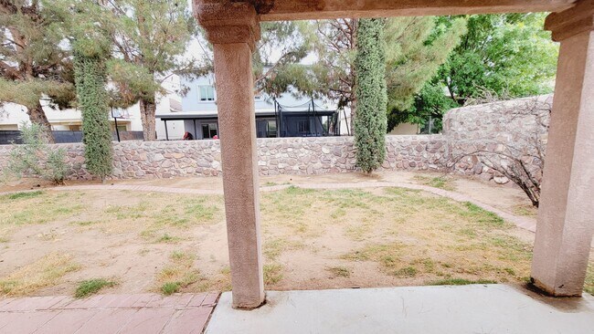 Foto del edificio - Recently painted 4 bedroom, 3 bath home in...