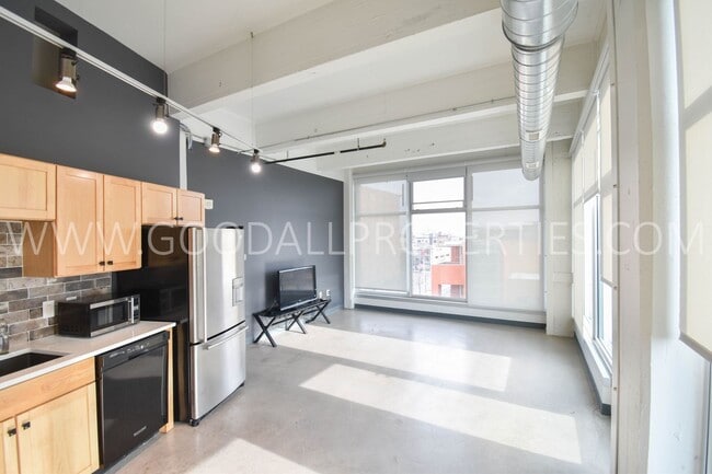 Building Photo - One Bedroom Loft Downtown (utilities Included)