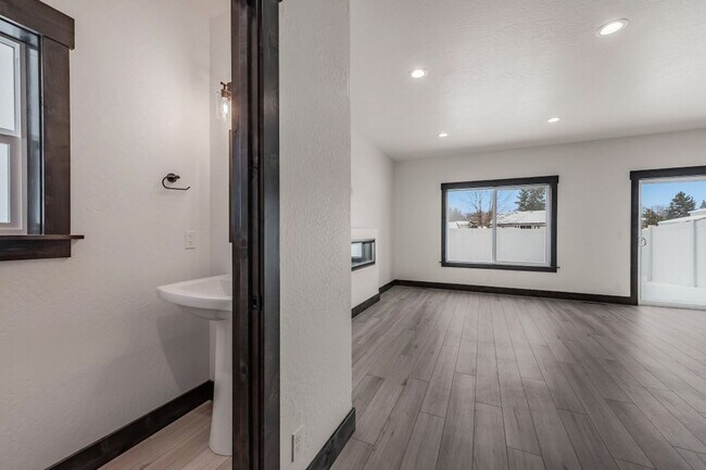 Foto del edificio - Brand New 3 bed 2.5 townhome
