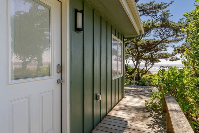 Building Photo - Adorable Cottage in Seal Rock!