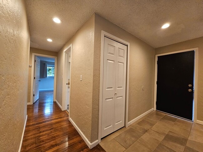 Building Photo - Best Value in Bellevue!