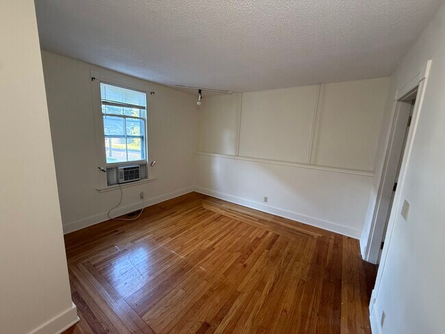 Dormitorio 1 - 497 W Main St